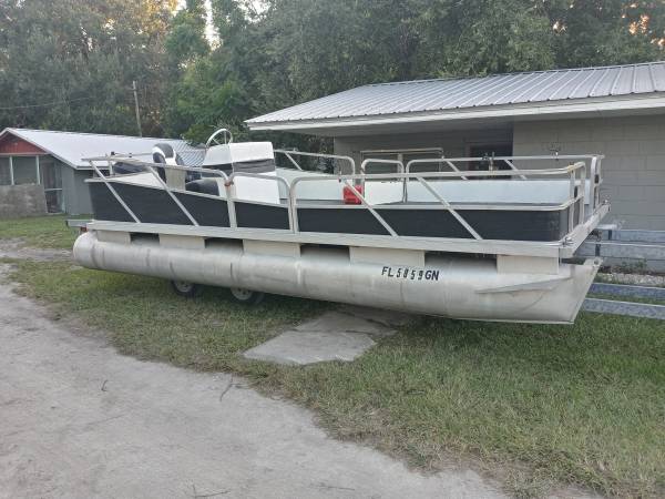 20ft Pontoon hull New deck, no motor no trailer. delivery available $2,000