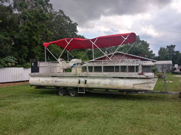 Photo 24ft pontoon hull, barge, tiki bar. No motor no trailer $2,500