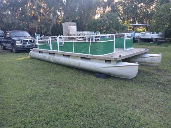Photo 25ft pontoon boat hull, barge, tiki bar, floating dock $2,250