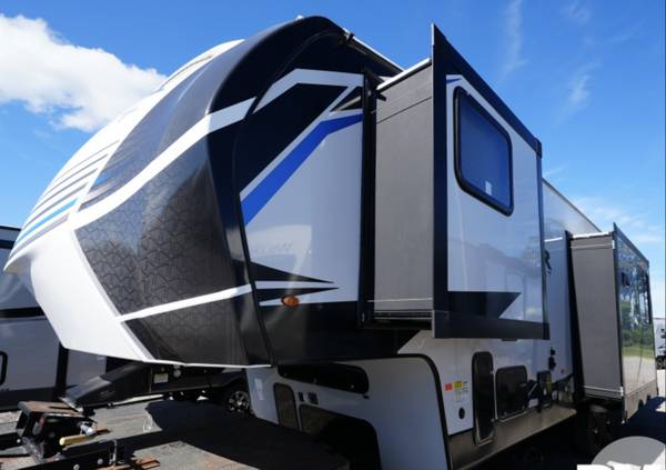 Photo BRAND NEW 2022 Forest River 5th Wheel Toy Hauler $54,900