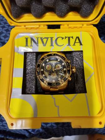 Photo Beautiful brand new large mens pro diver Invicta watch $115