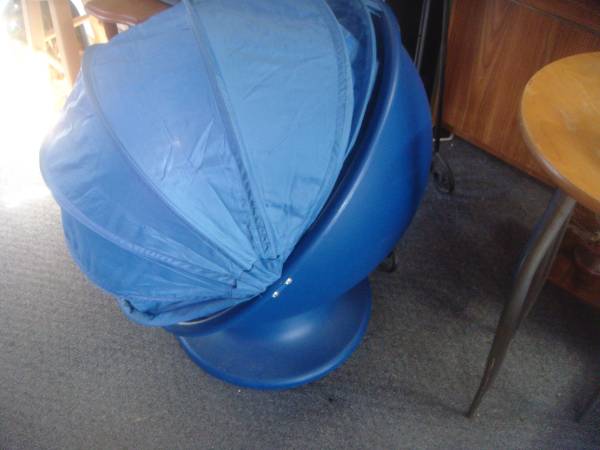 Photo Childs swivel egg chair  with cover $30