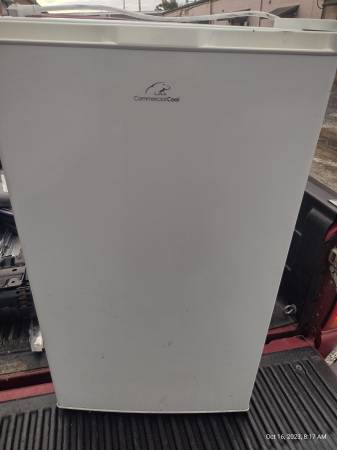 Photo Commercial Cool 4.5 Cu. Ft. Mini Fridge White, great working $50