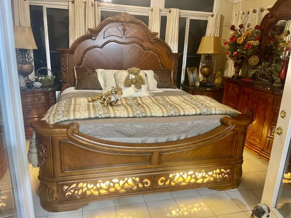 Photo Gorgeous Michael Amini  Aico  Excelsior  King Bedroom Set  $4,300