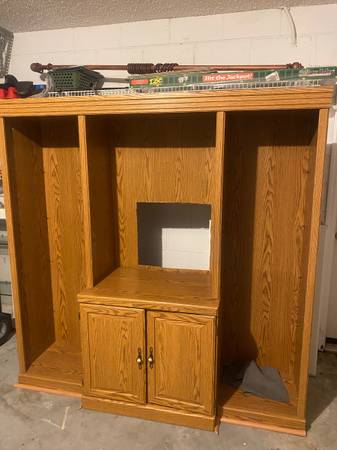 Photo LARGE WOODEN ENTERTAINMENT CENTER  TV STAND $50