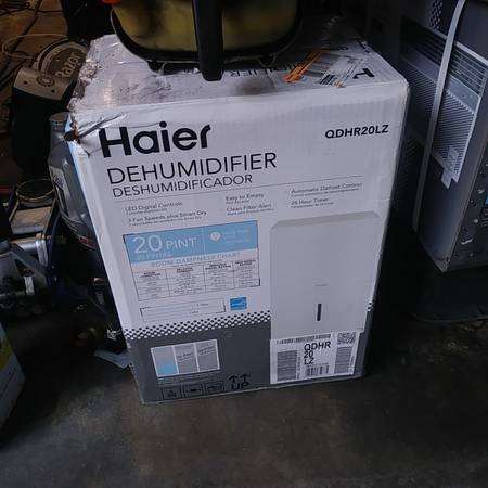 Photo NEW in the BOX Haier dehumidifier holds up to 20 Pt $150
