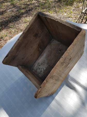 Photo OLD WOODEN BOX $30