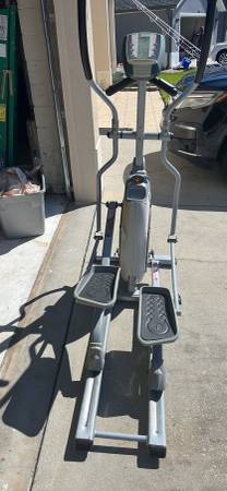 Photo healthrider ifit treadmill with inclineschwinn 420 elliptical $100