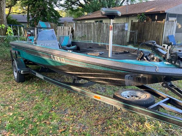 Photo nice 18ft bass boat needs a little tlc please read post