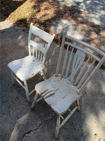Photo Old wood Kitchen Chair $1