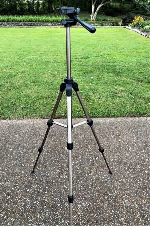 Photo Quantaray QSX 200I Tripod with 3-Way Panhead and Quick Release Plate $20