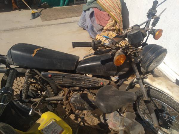 Photo 1981 YAMAHA 125 ENDURO IN GOOD CONDITION WITH LIGHTS  KEY $1000 $1,000