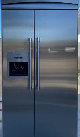 Photo CLEAN 42 STAINLESS STEEL THERMADOR SIDE BY SIDE BUILT IN REFRIGERATOR $3,000