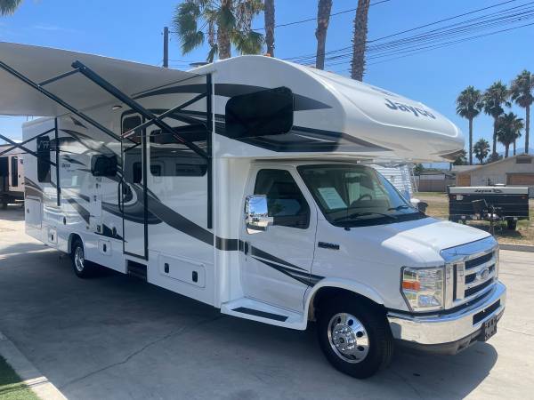 Photo FALL SALE Only 8k MILES LOADED 2018 Jayco Greyhawk 31DS Class C $79,999