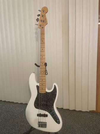 Photo Fender player series Jazz Bass - Maple Neck - Blk Pearl Pickguard-Gig Bag $499