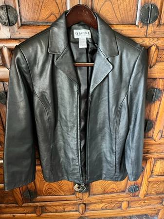 Photo Gianni Ladies size 10 Leather jacket - $100 (PALM DESERT) lsaquo image 1 of 5 rsaquo 73218 FIDDLENECK LANE near Joshua Tree Street (google map)