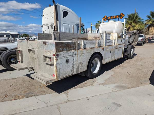 Photo Parting Out Ford F-800 parting out some pieces off this truck $950