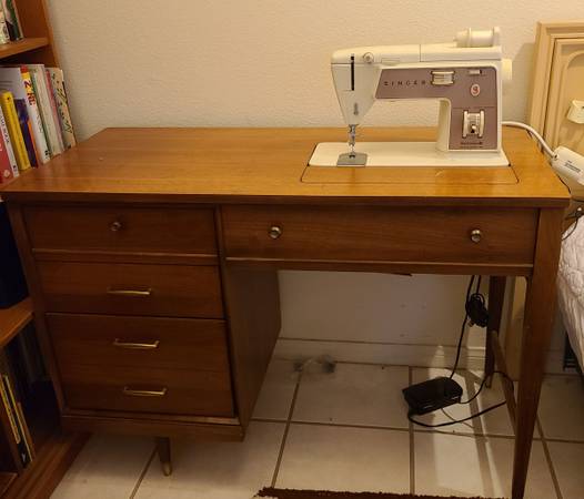 Photo Singer Sewing machine in cabinet $175