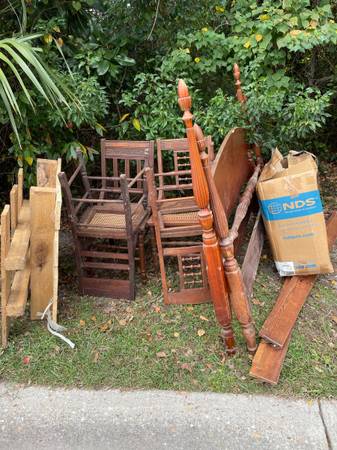 Photo Curb alert. Old wooden furniture