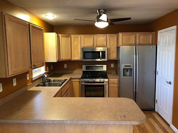 Photo Light  Filed 3 Bed 2 Bath Townhouse New Kitchen with Living Room $1,300
