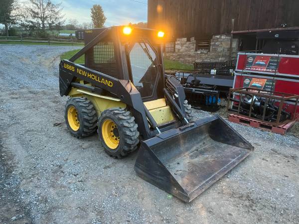 Photo NEW HOLLAND LX665 LS170 SKID STEER, CAB HEAT, 800HRS, RUNSWORKS GOOD $18,900
