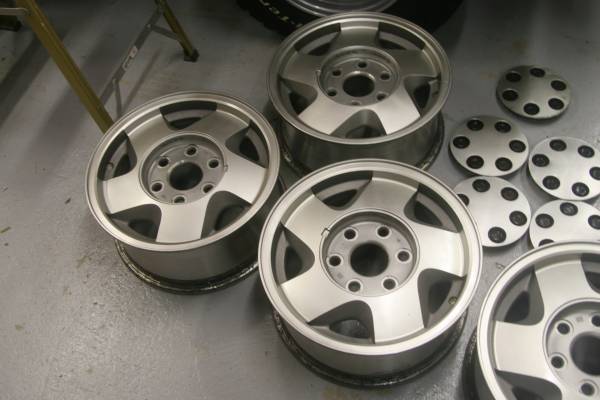 Photo BEAUTIFUL RECONDITIONED CHEVY SUBURBAN 16X7 INCH RIMS $400