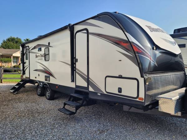 Photo NEW PRICE 2019 32 FT NORTH TRAIL CALIBER, 1 SLIDE OUT $18,995 OBO