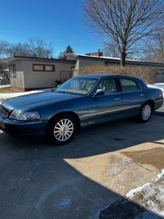 Photo 2003 Lincoln Towncar - $3,750 (East Peoria)