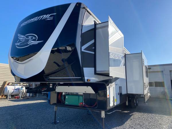 2023 Jayco Seismic 5th wheel TOY HAULER w/ 11ft GARAGE! -35ft $77,911 ...