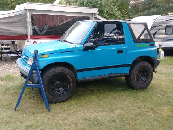 geo tracker soft top 4/4 5speed , 3in lift, in pretty good shape ...