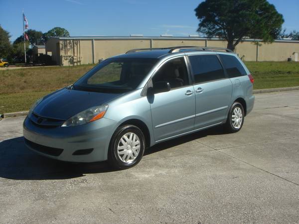 $3950...2006 TOYOTA SIENNA 8 PASSENGER MINIVAN...PERFECT AUTOCHECK ...