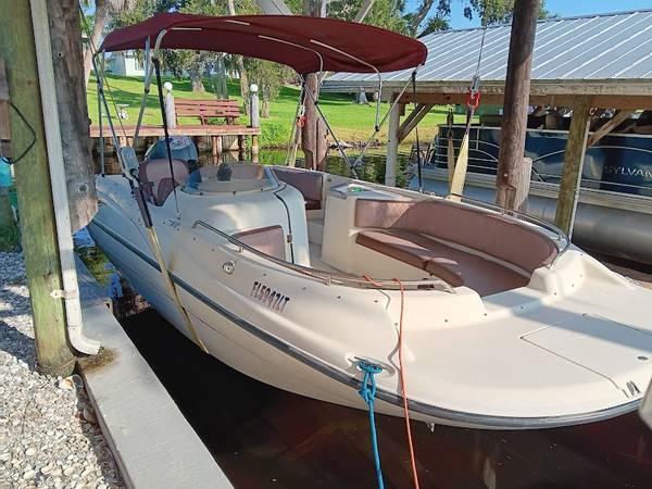 Pontoon Boat That Needs No Pontoons Deck Boat 21 Foot With Trailer 