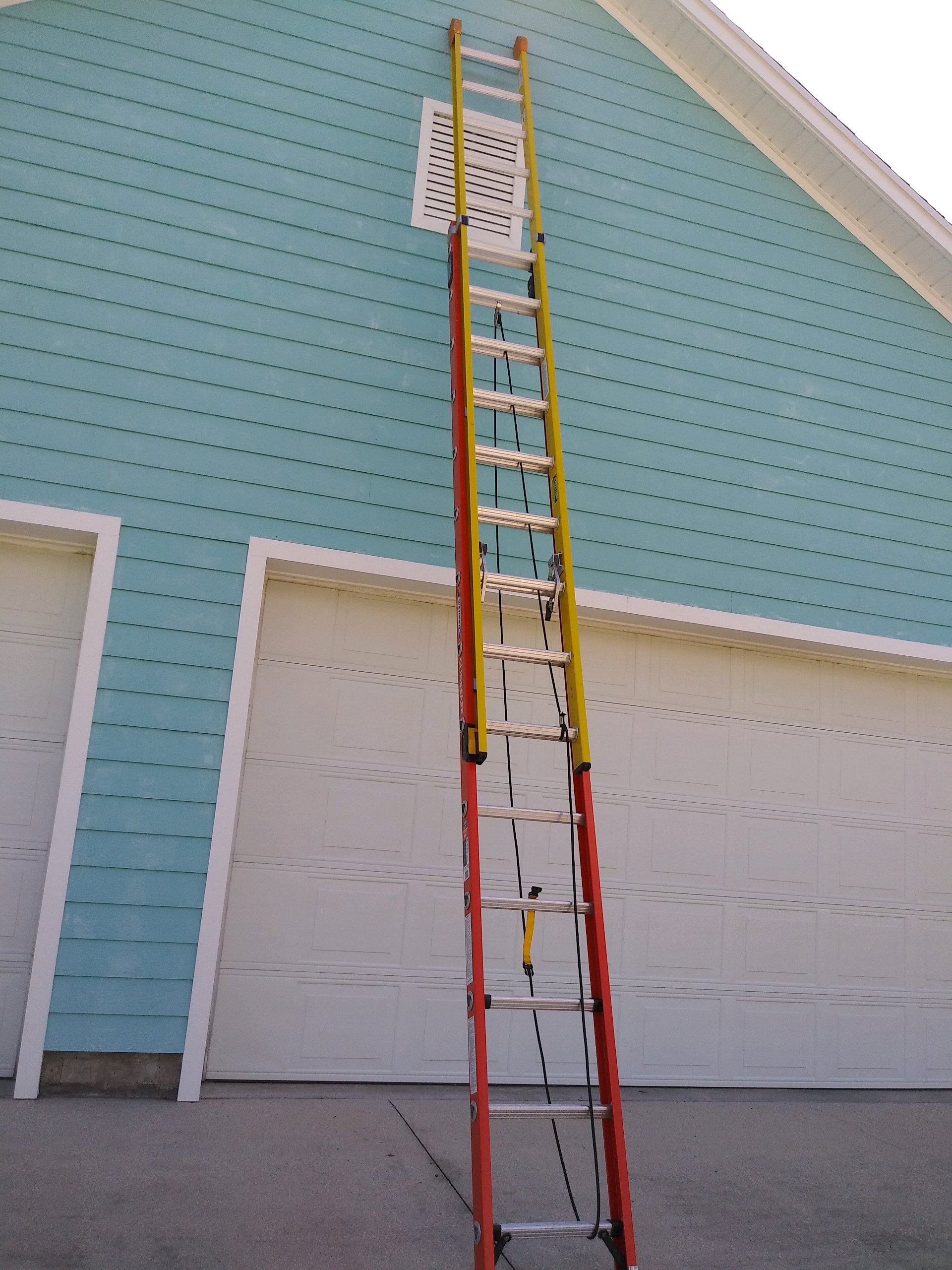 Photo 28 foot fiberglass extension ladder $200 Stuart
